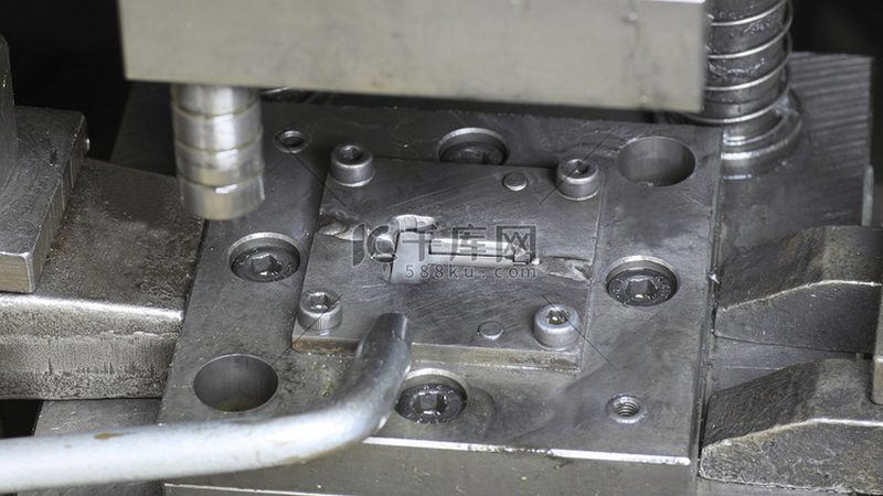 精密模具淬火回火流程：工艺解析与注意事项