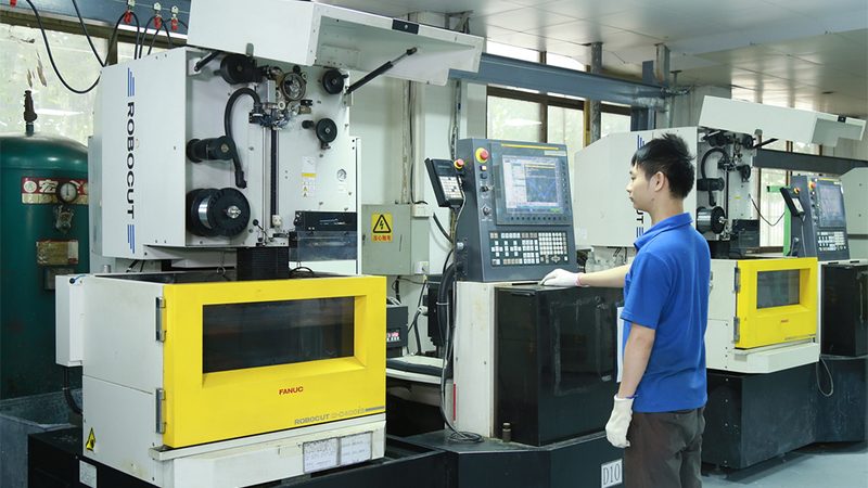 大型汽车双色内饰模具：揭秘其制造工艺与挑战**