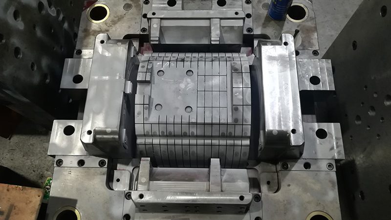 硅胶冰格模具：尺寸规格解析与选型要点**